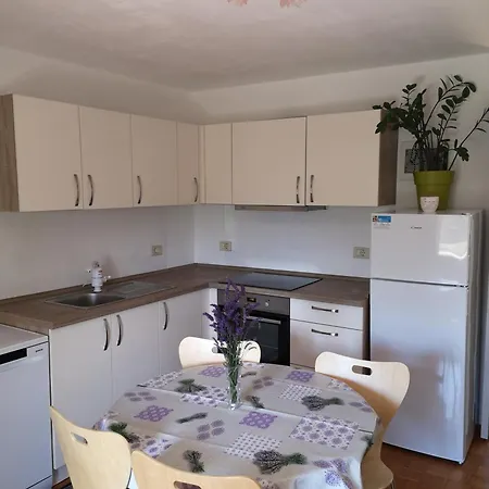 아파트 Apartma Ester *